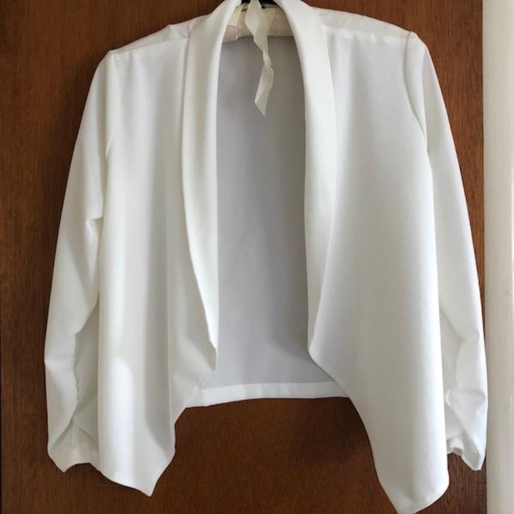 Love Tree soft white tuxedo-style jacket, with ruched sleeves Size Medium